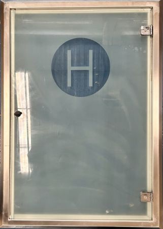 H17.Porta de Inox de Vidro ( Com a letra H no meio ) Medida de 89cm x 59cm no estado