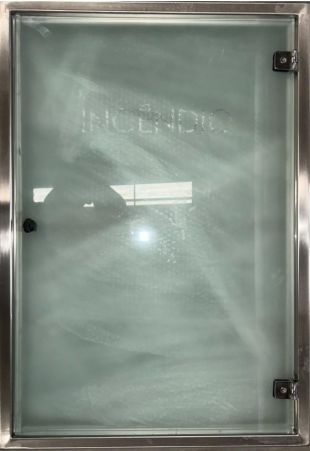 H17.Porta de Inox de Vidro ( Com a escrita INCENDIO no meio ) Medida de 89cm x 59cm no estado